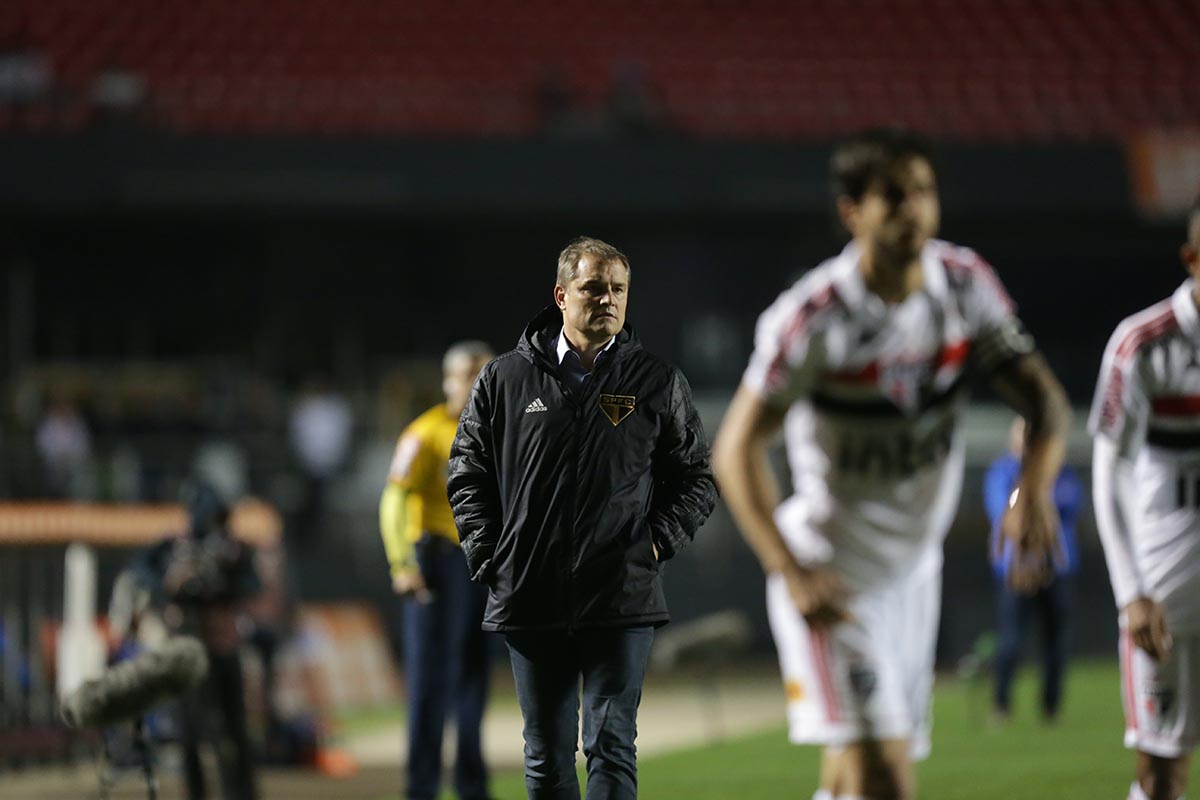 Aniversariante, Diego Aguirre prevê ‘jogo espetacular’ contra Santos em clássico