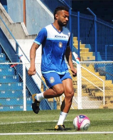 O meia comemorou muito seu primeiro gol pelo Pequeno Gigante (Foto: Fabrício Cortinove)