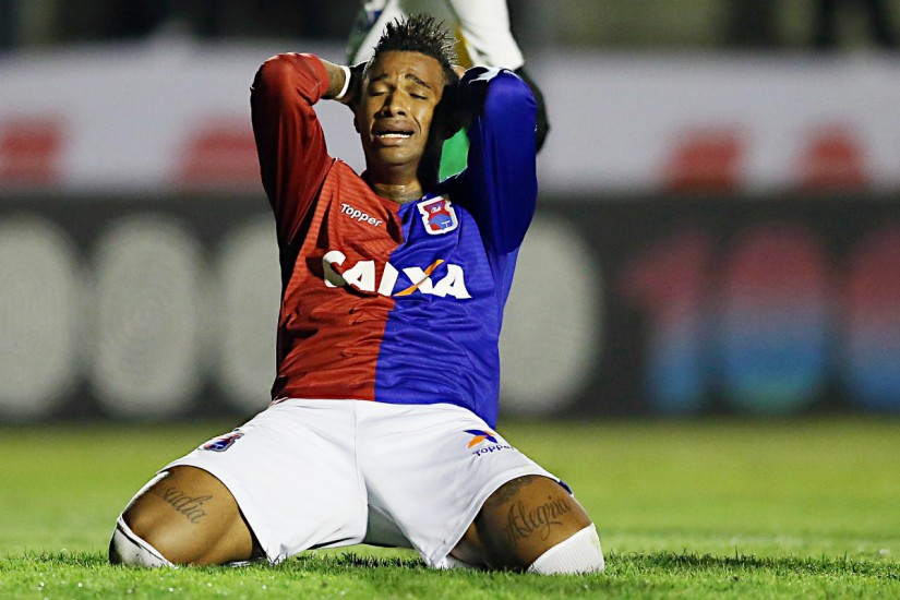 Zagueiro do Paraná prefere vencer Atlético-PR ao Grêmio e pede para time chegar forte
