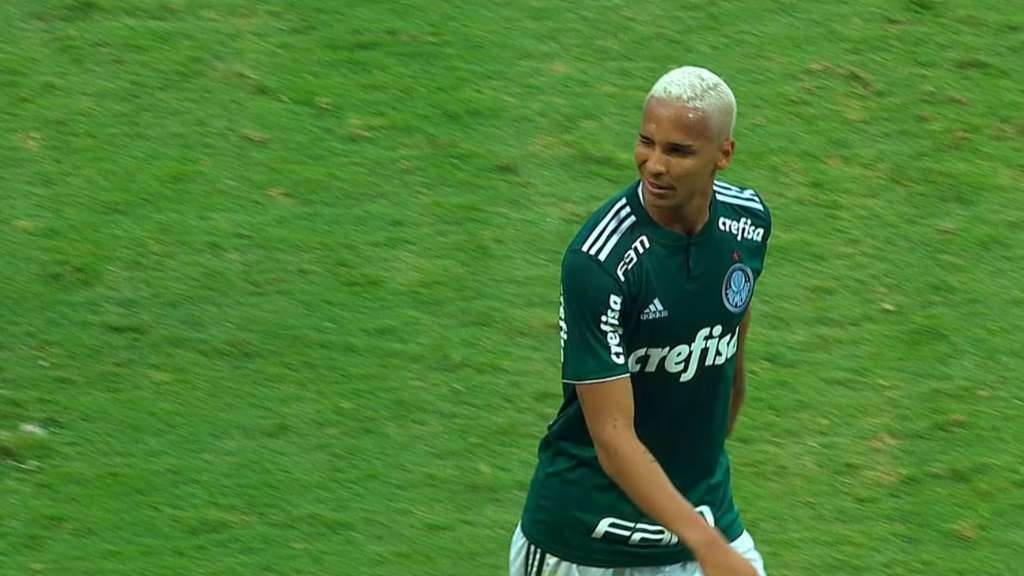 Deyverson pode ser punido pela piscadinha em clássico