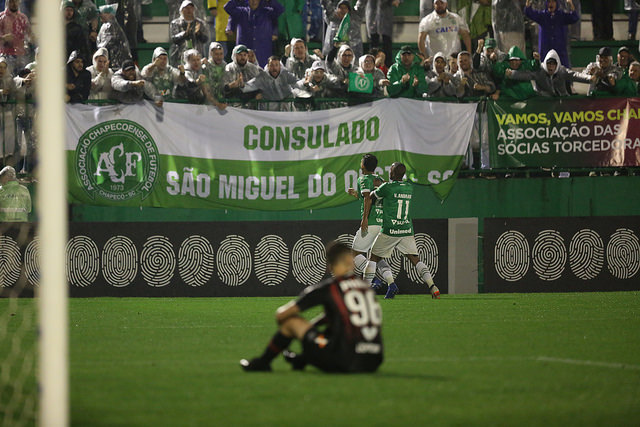 Chapecoense 2 x 1 Atlético-PR – De virada, Chape vence e joga Vasco na zona da degola