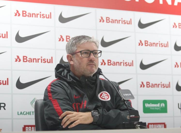 Treinador fechou o treino visando o confronto da próxima segunda em Chapecó (foto: Divulgação/ Internacional)