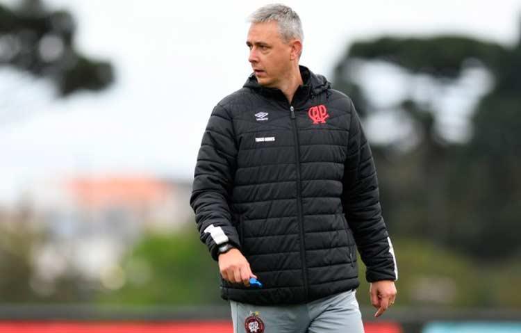 Tiago Nunes blinda elenco do Atlético-PR e conta com reforços para encerrar jejum