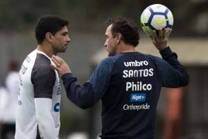 Cuca elogia atacantes e não garante volta de Sánchez ao time titular do Santos