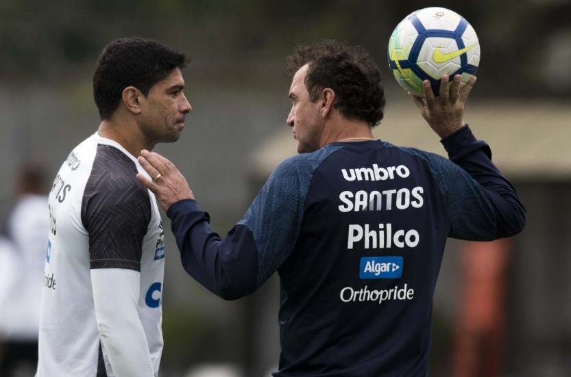 Cuca ainda não definiu o time que irá entrar em campo no San-São (Foto: Divulgação/Santos FC)