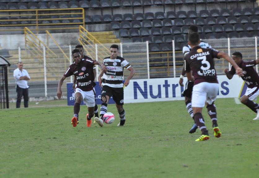 As duas equipes vão duelar a primeira posição do grupo neste sábado, às 19h (Foto: Vitor Prates)