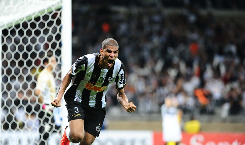 Ainda com ‘frio na barriga’, Léo Silva admite conversas para ficar no Atlético-MG