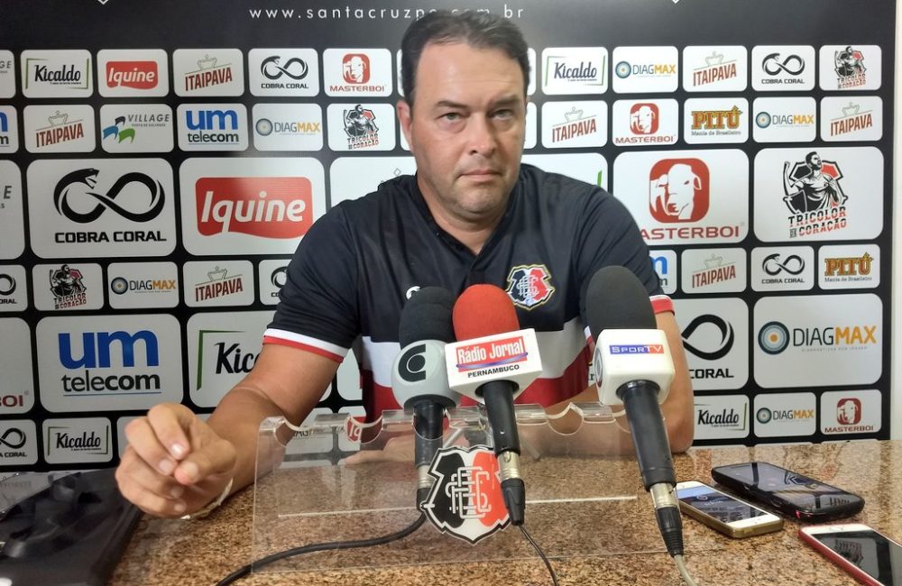 Mesmo sem acesso, Roberto Fernandes deve renovar com Santa Cruz