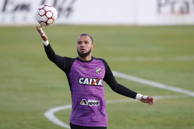 Formado no São Paulo, goleiro se destaca no Ceará pela habilidade com os pés