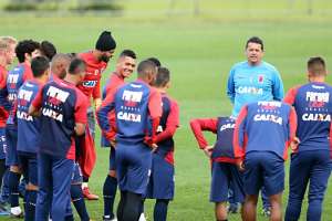 Em Porto Alegre, Paraná tenta iniciar reação no Brasileirão