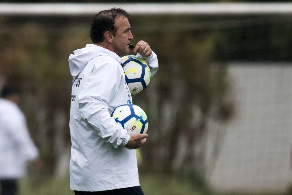 Cuca relaciona Sánchez e Felippe Cardoso no Santos para enfrentar o São Paulo