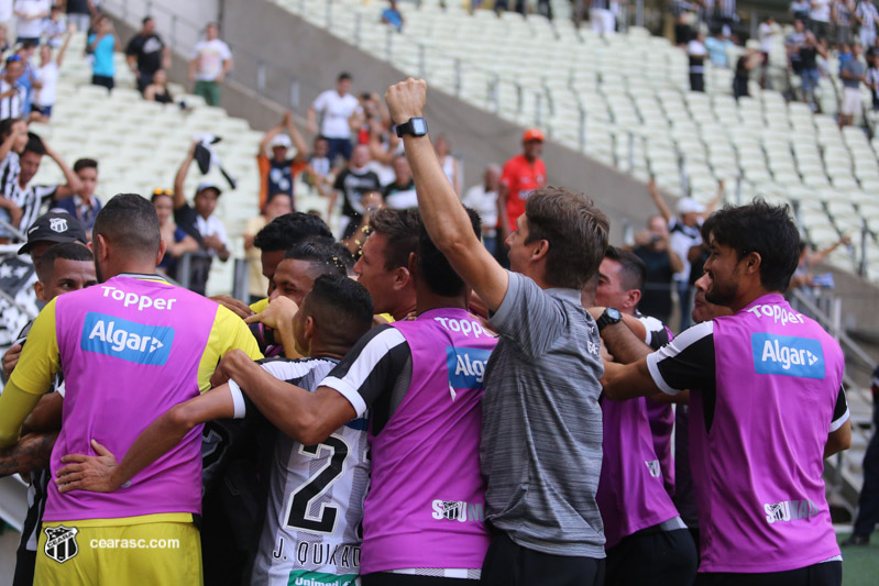 Jogadores do Ceará fazem a festa no gol marcado por Samuel Xavier (Foto: Mauro Jefferson/Cearasc.com)