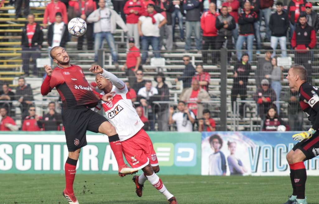 Brasil de Pelotas e CRB fizeram uma partida bastante disputada no Bento Freitas (Foto: Carlos Insaurriaga/GEB)