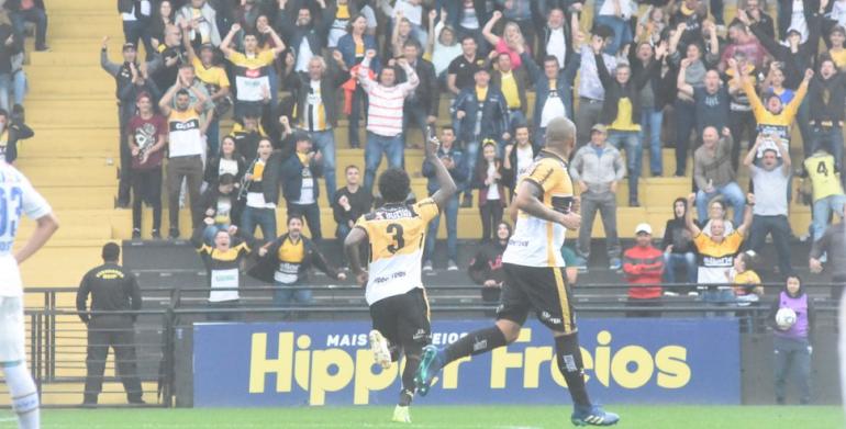 Zagueiro Sandro testou firme e abriu o placar no duelo catarinense a favor do time carvoeiro