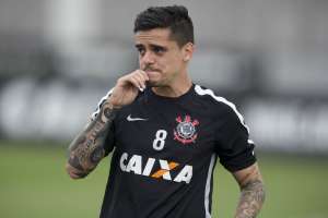 Fagner sente incômodo na coxa e desfalca Corinthians contra o Sport