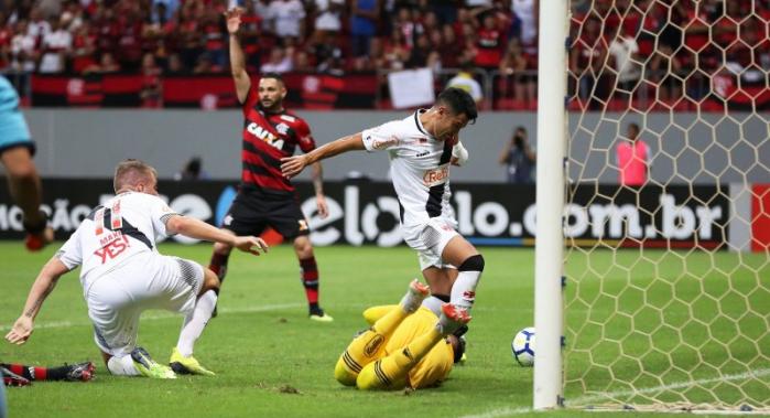 Vasco saiu na frente, mas acabou cedendo o empate num gol contra de Luiz Gustavo. Placar justo em Brasília