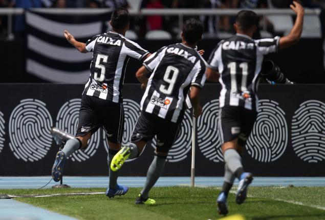 Lindoso, camisa 5, comemora o gol que tirou a 'zica' do Botafogo no Engenhão ao vencer o Coelho