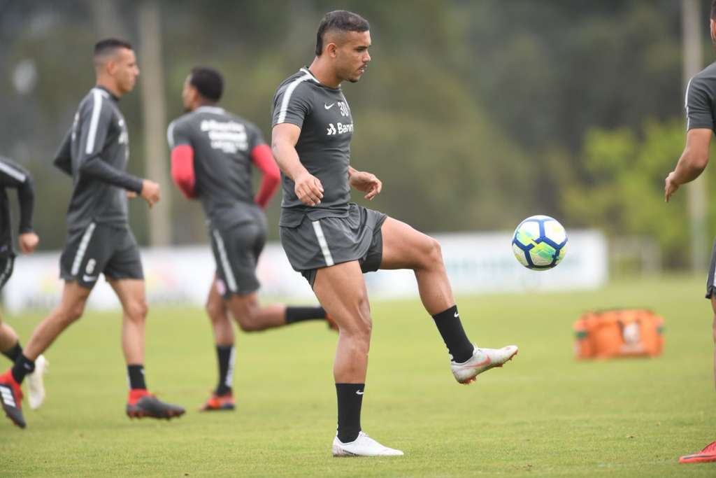 De volta ao Inter, Iago elogia Chapecoense e faz alerta: 'É muito forte em casa'