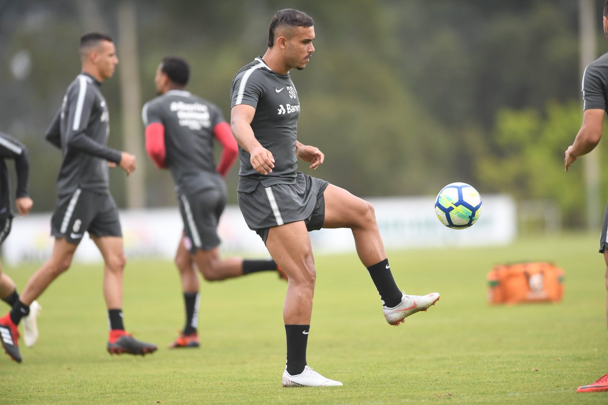 De volta ao Inter, Iago elogia Chapecoense e faz alerta: ‘É muito forte em casa’