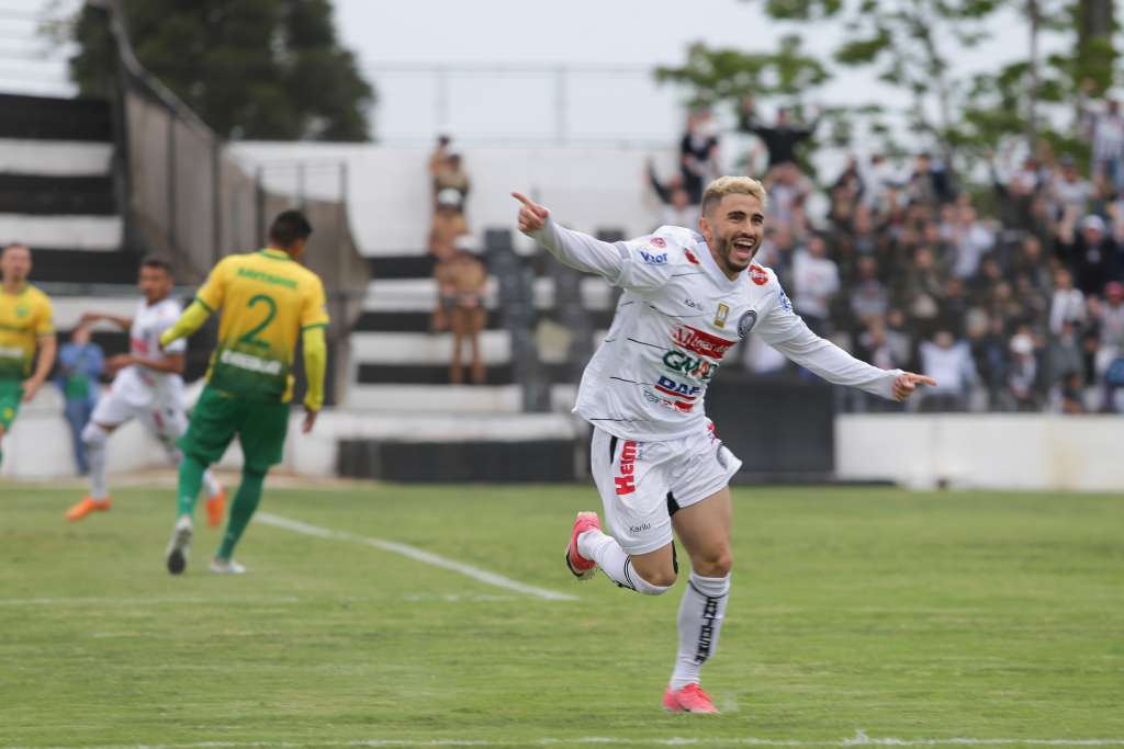 Após o Operário sair na frente com 24 segundos e fazer 2 a 0, o Cuiabá virou o jogo no 2º tempo, mas os mandantes igualaram no fim (Foto: José Tramontin/OFEC)