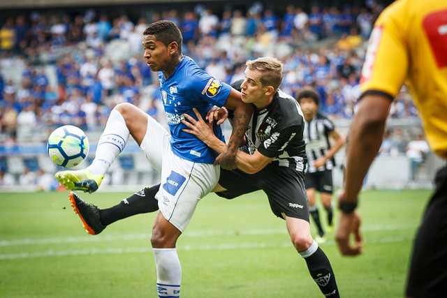 Em clássico morno, Cruzeiro e Atlético-MG empatam sem gols no Mineirão