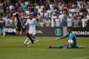 Cuca e jogadores do Santos se revoltam contra atuação do árbitro no clássico