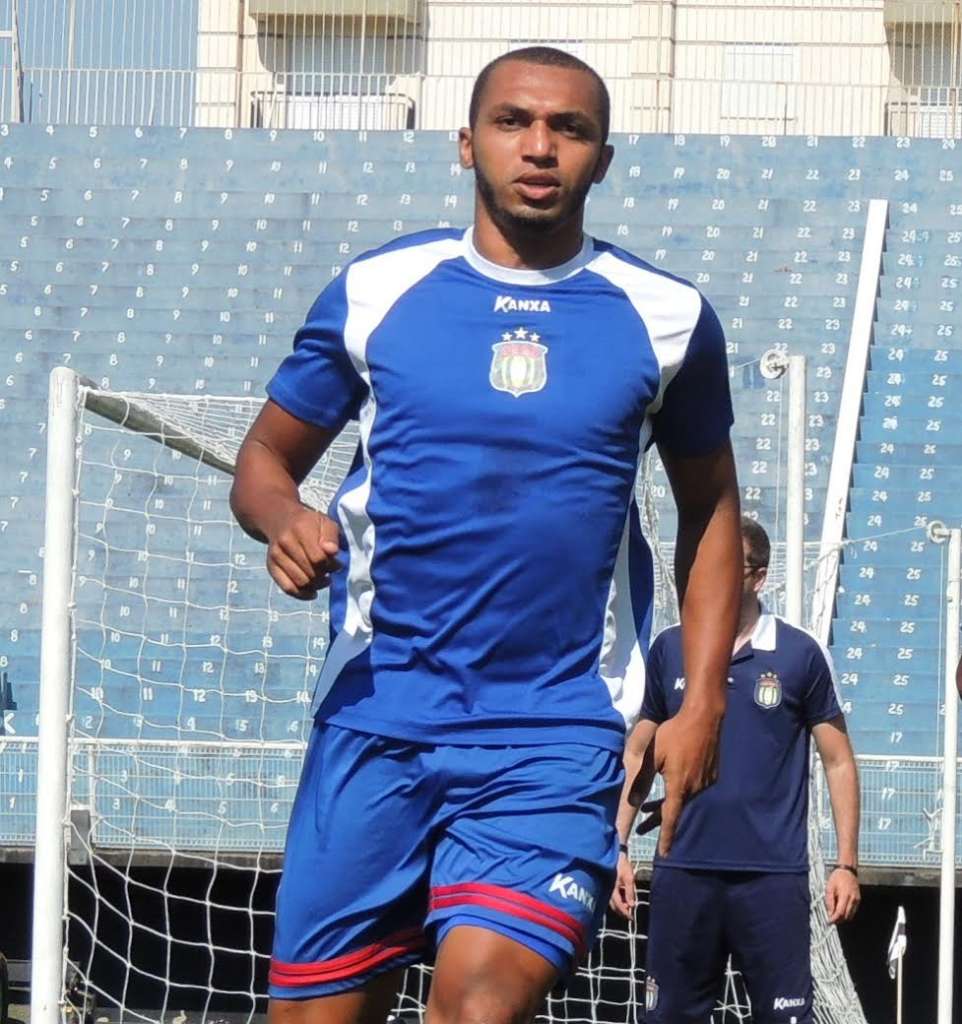 Araújo foi titular nas duas últimas exibições do São Caetano na Copa Paulista (Foto: Fabrício Cortinove)