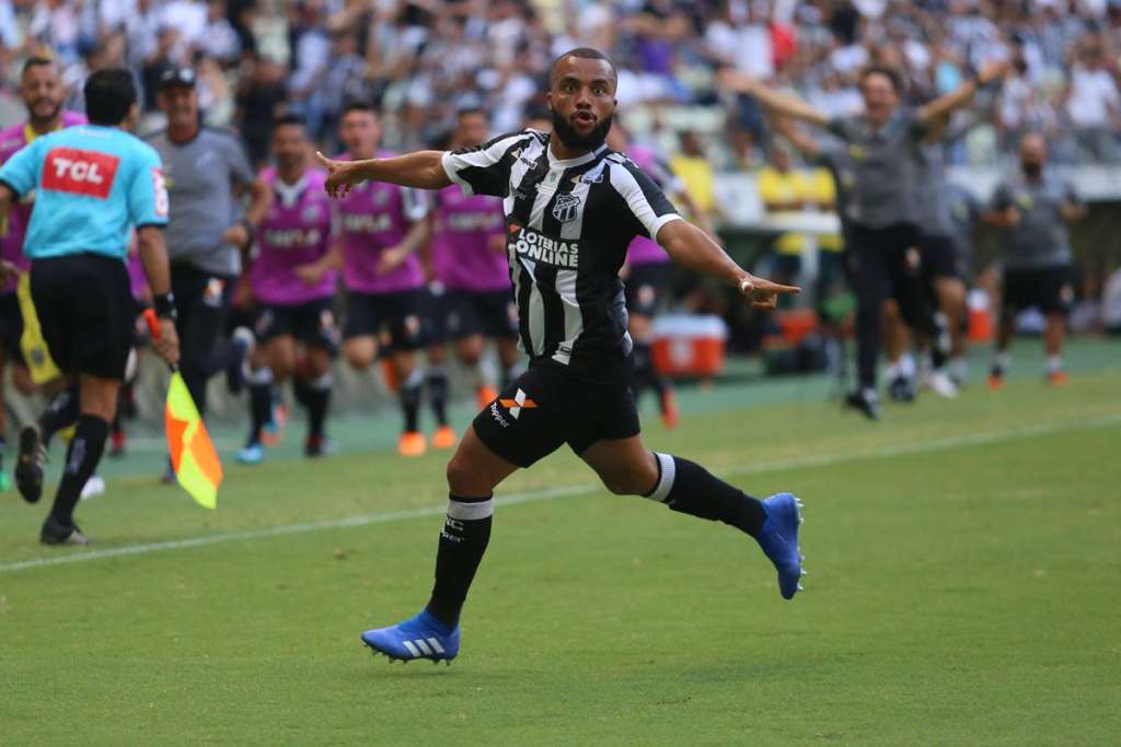 Samuel Xavier comemorou seu gol colocando a cabeça do Vozão - CearaSC