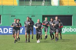 Com dores, Nico López preocupa Inter para jogo contra o Corinthians