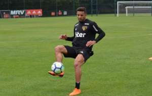Em dia de folga no São Paulo, Bruno Peres volta a treinar no campo