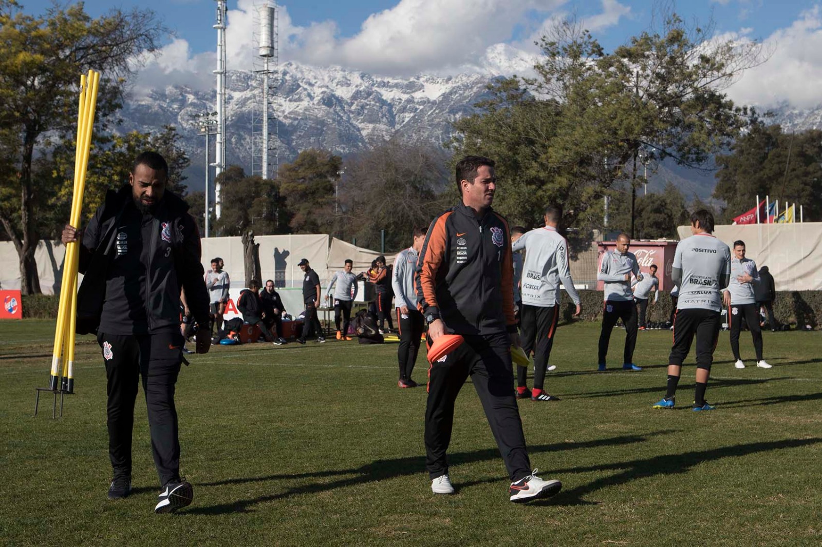 Em dificuldade financeira, Corinthians mantém comissão com quatro auxiliares