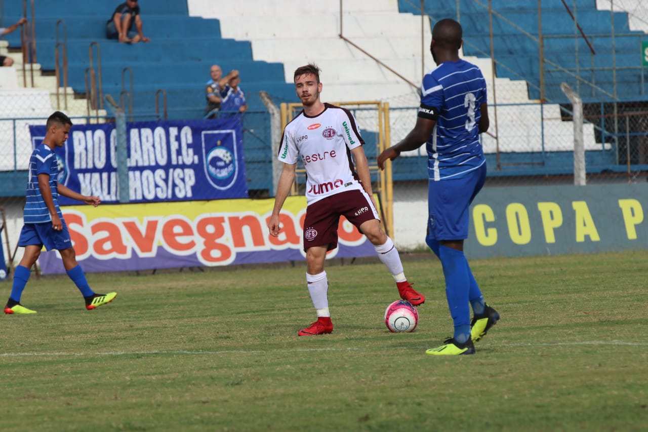 Rio Claro 0 x 2 Ferroviária – Locomotiva vence, segue isolado e complica Galo Azul