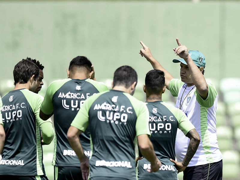 ‘Confiança é a arma do América-MG para superar São Paulo’, diz Adilson Batista