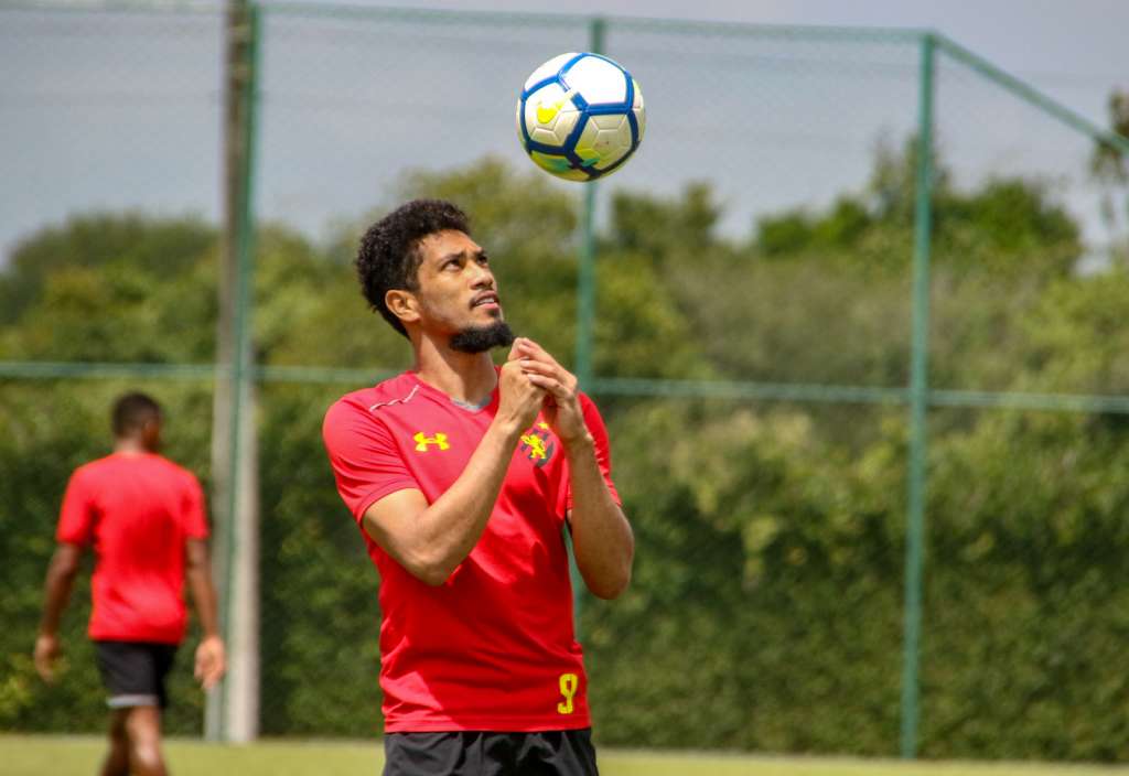 Hernane sofreu uma luxação no ombro esquerdo na rodada do fim de semana - Williams Aguiar/Sport Club do Recife