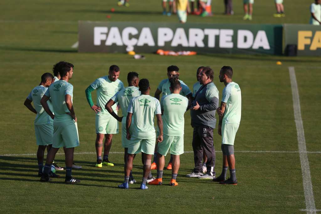 Guto Ferreira conversou muito com os jogadores no treino desta quarta-feira - Sirli Freitas/ACF