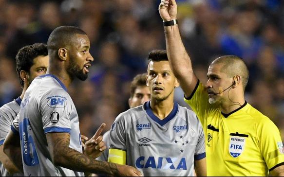 Árbitro paraguaio Eber Aquino viu o VAR e expulsou Dedé. que pisada de bola