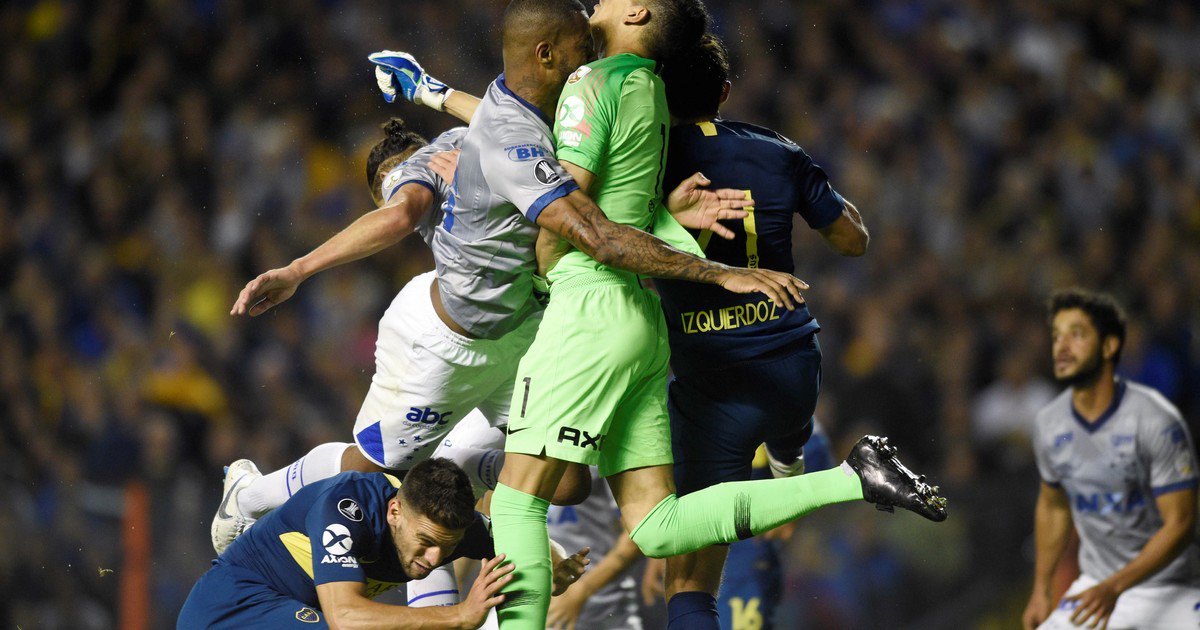 Até Dedé ficou confuso e achou que o juiz iria marcar pênalti para o Cruzeiro
