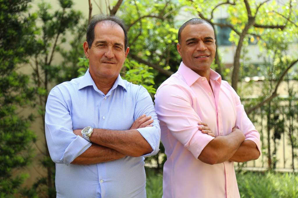 Os dois craques contam histórias inéditas em um encontro inesquecível, intimista e descontraído para os amantes do futebol