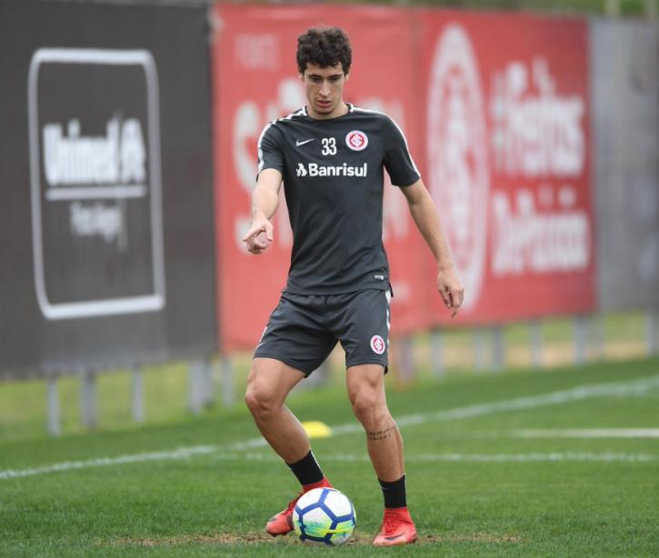 O volante deverá iniciar a partida como titular no próximo domingo (foto: Divulgação/ Internacional)