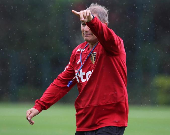 Everton desfalca treino e Aguirre testa opções para vagas de Bruno Alves e Rojas