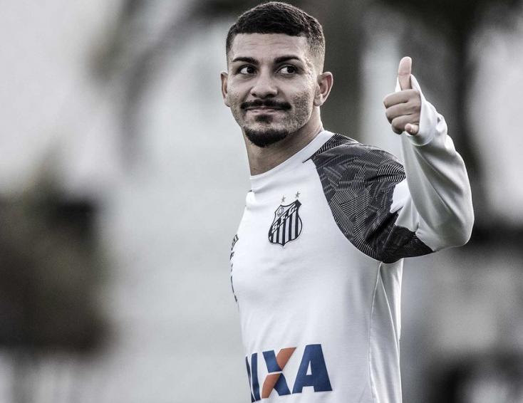 Volante é um dos grandes destaques da equipe nessa boa fase (foto: Divulgação/ Santos)