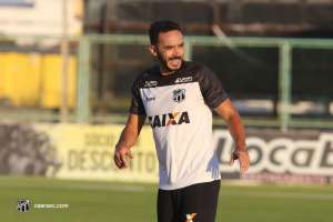 Com Ceará em bom momento, zagueiro cobra evolução para manter performance