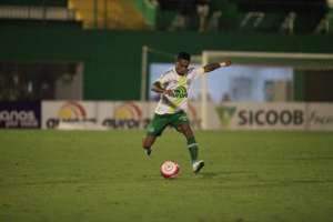 Lateral Eduardo pede que Chape esqueça tabu e foque totalmente no Fluminense