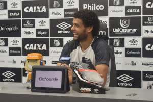 Victor Ferraz diz que quer se aposentar no Santos e elege Renato como inspiração