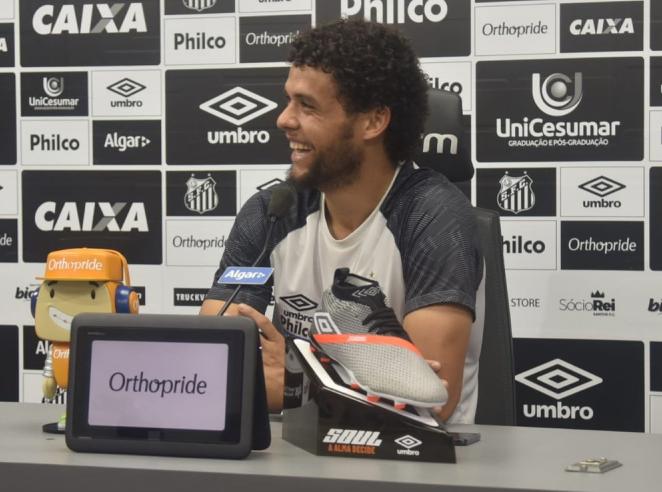 Victor Ferraz disse a imprensa que não quer sair do Santos (Foto: Divulgação/Santos FC)