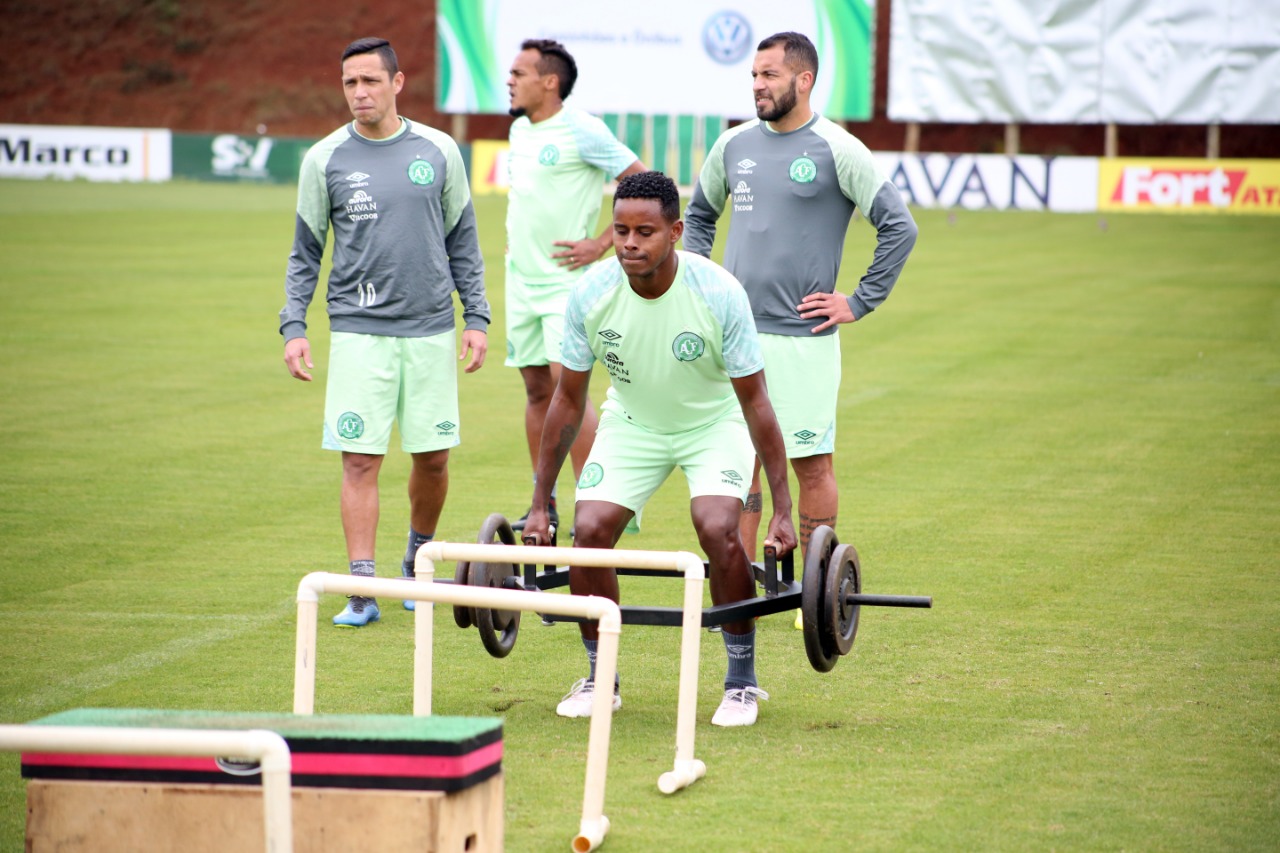 ​Volante da Chapecoense destaca “tranquilidade” e projeta confronto contra o Fluminense