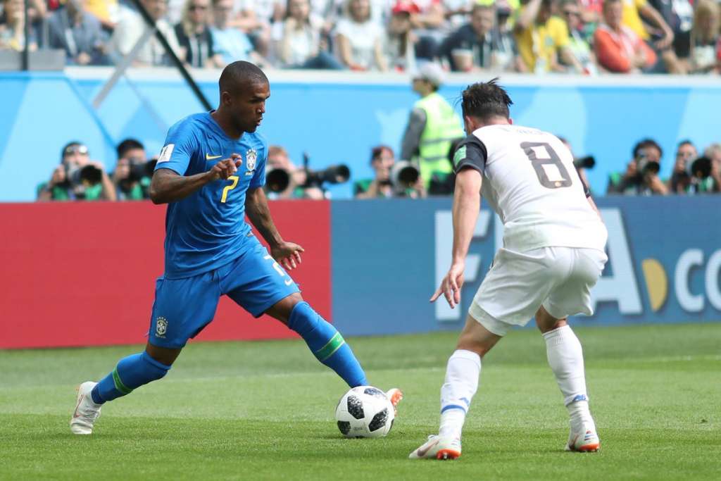 Cusparada em adversário em jogo da Juventus custou convocação de Douglas Costa