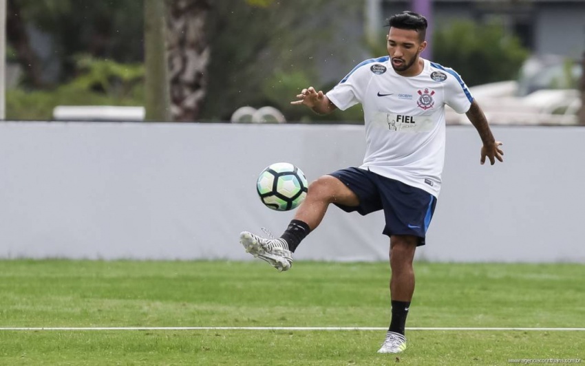 Clayson deixa treino mais cedo, mas Jair confirma atacante no jogo de domingo