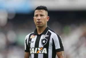 Com lesão muscular, Leo Valencia desfalca o Botafogo contra o Vitória
