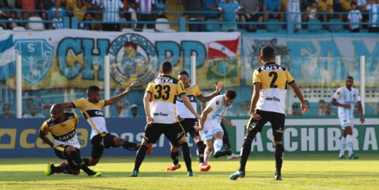 Fernando Timbó pegou de primeira o cruzamento e fez o gol do Papão. Foto: Fernando Torres.